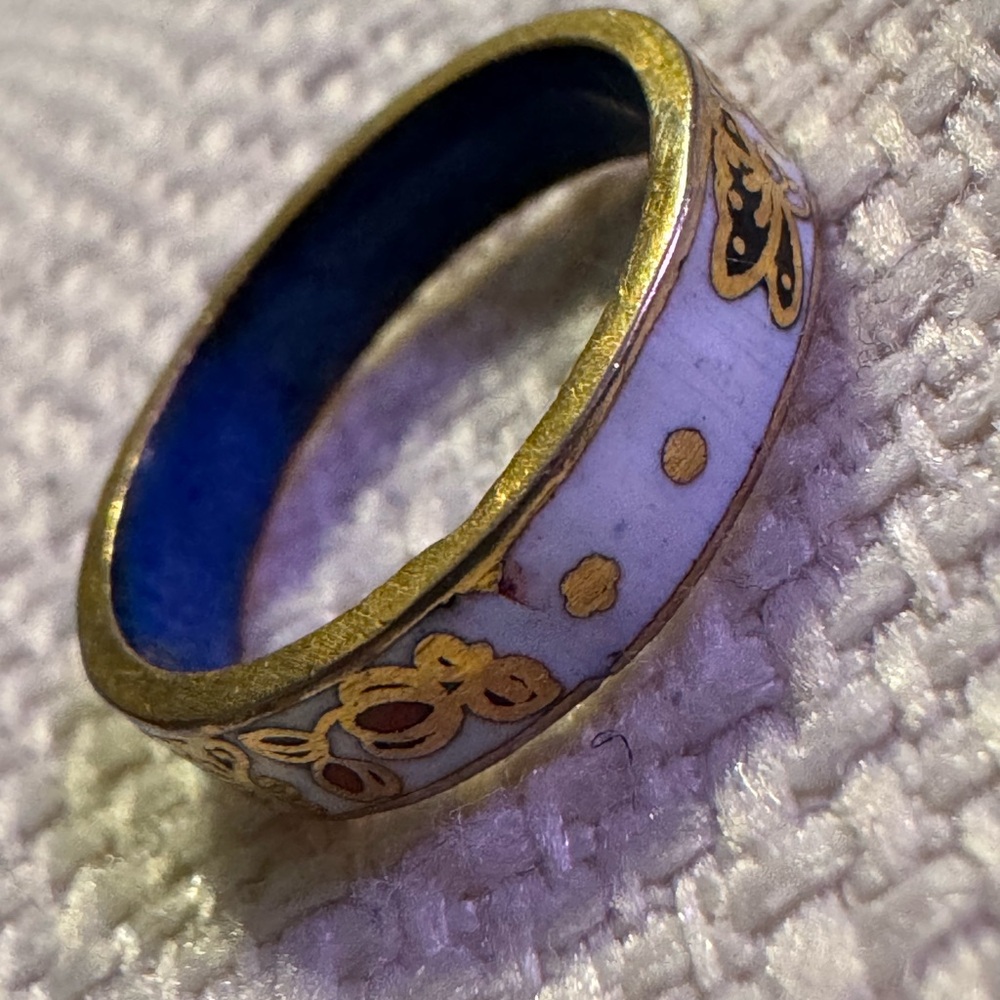 Vintage Gold and White Enamel Ring! - Picture 4 of 7